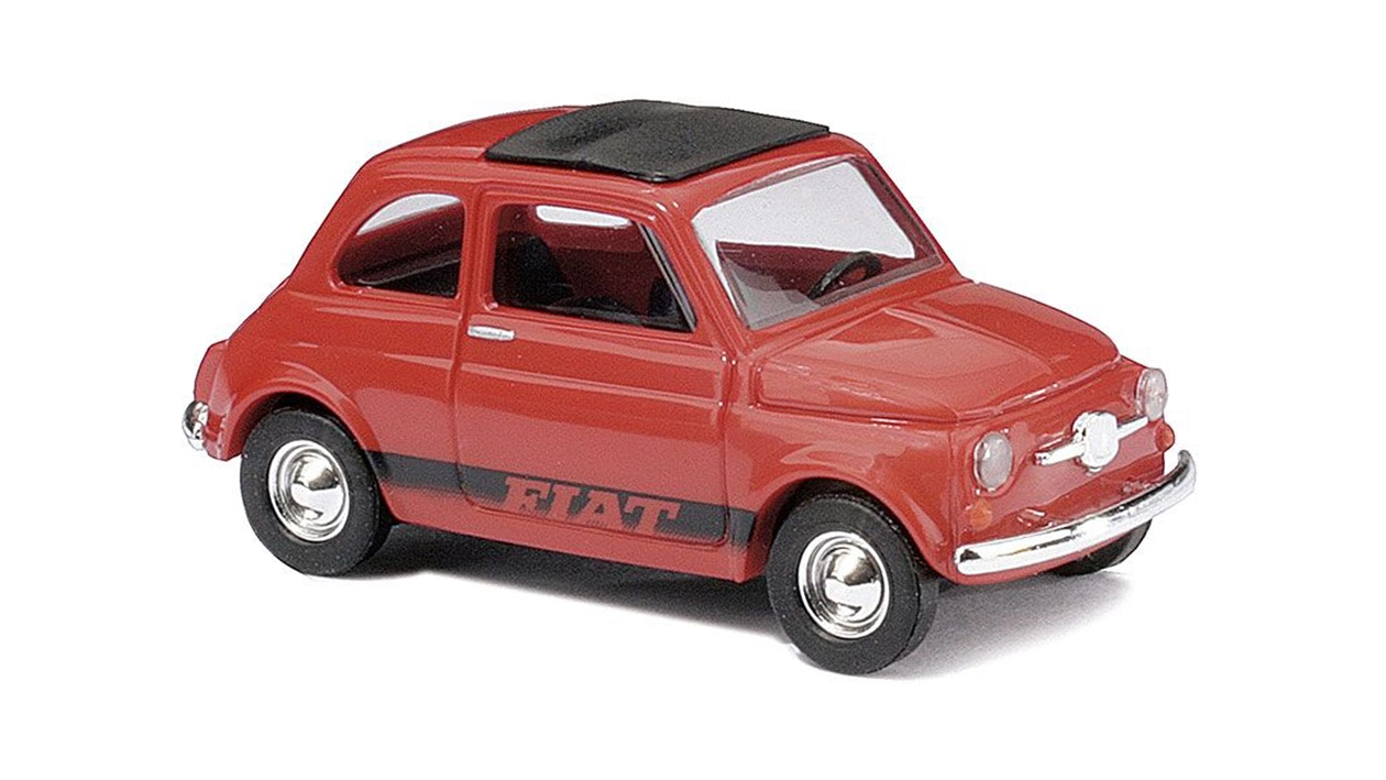 Fiat 500 F (1965), colore rosso con tetto in tela e scritta Fiat sulle portiere.