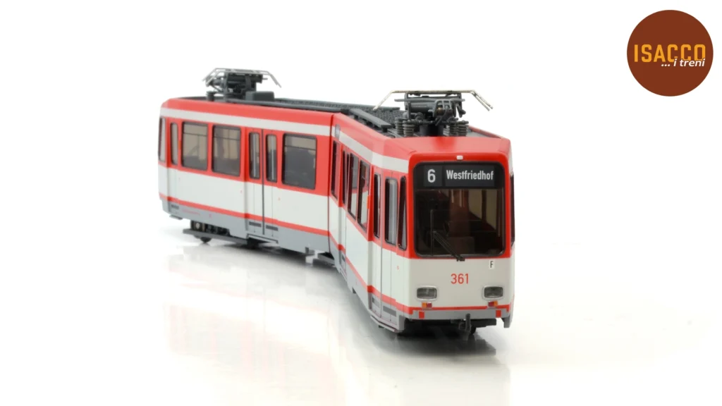 Tram M6 versione Norimberga livrea rosso/bianco